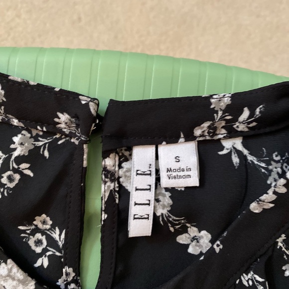 Woman’s short sleeve top by Elle size S. - Picture 3 of 13